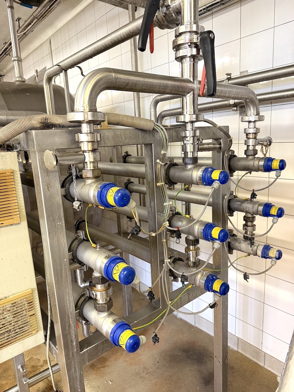 SIDEL-KRONES-KHS-PET-blow-moulder-syrup-room